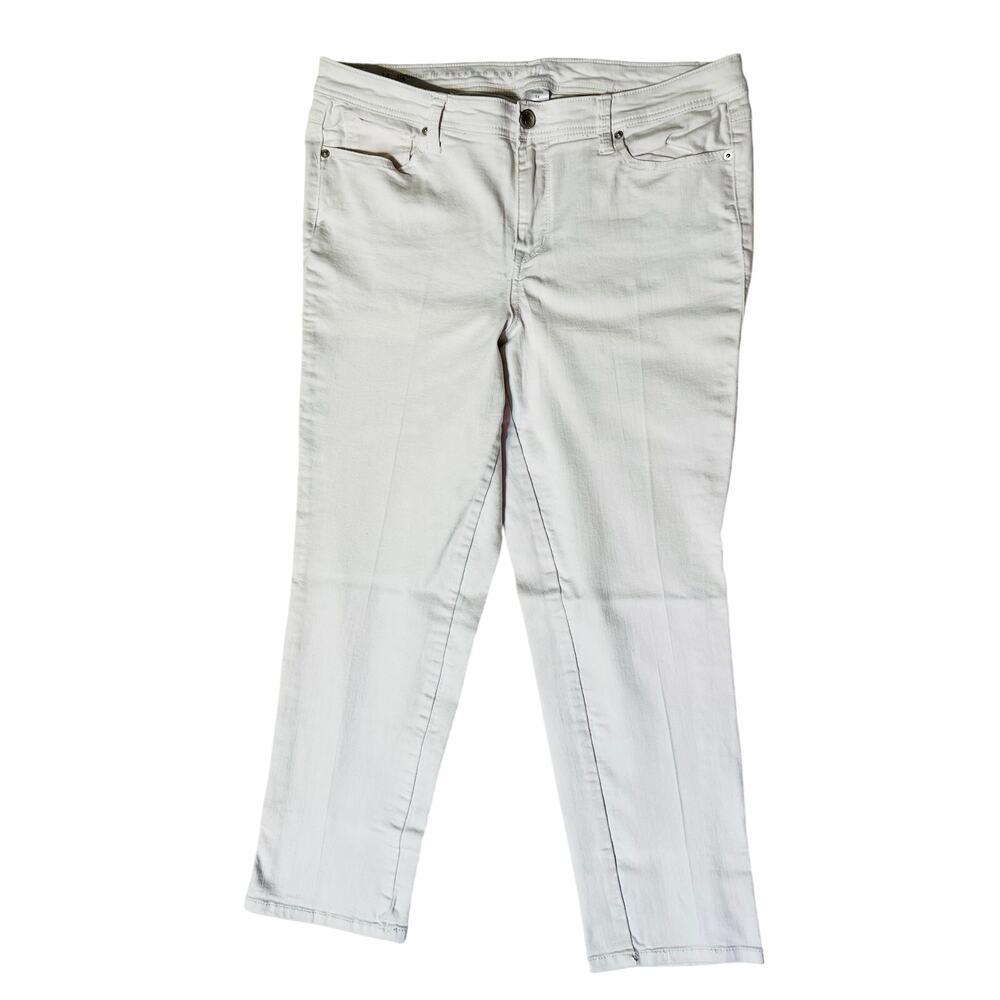 W62 Woman Signature Fit Relaxed Crop White Jeans – Size 14
